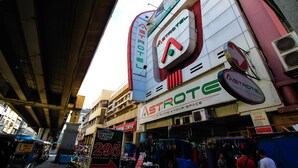Un hotel con un letrero destacado para ASTROTEL.
