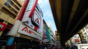 Un edificio de varios pisos con varios letreros, incluyendo