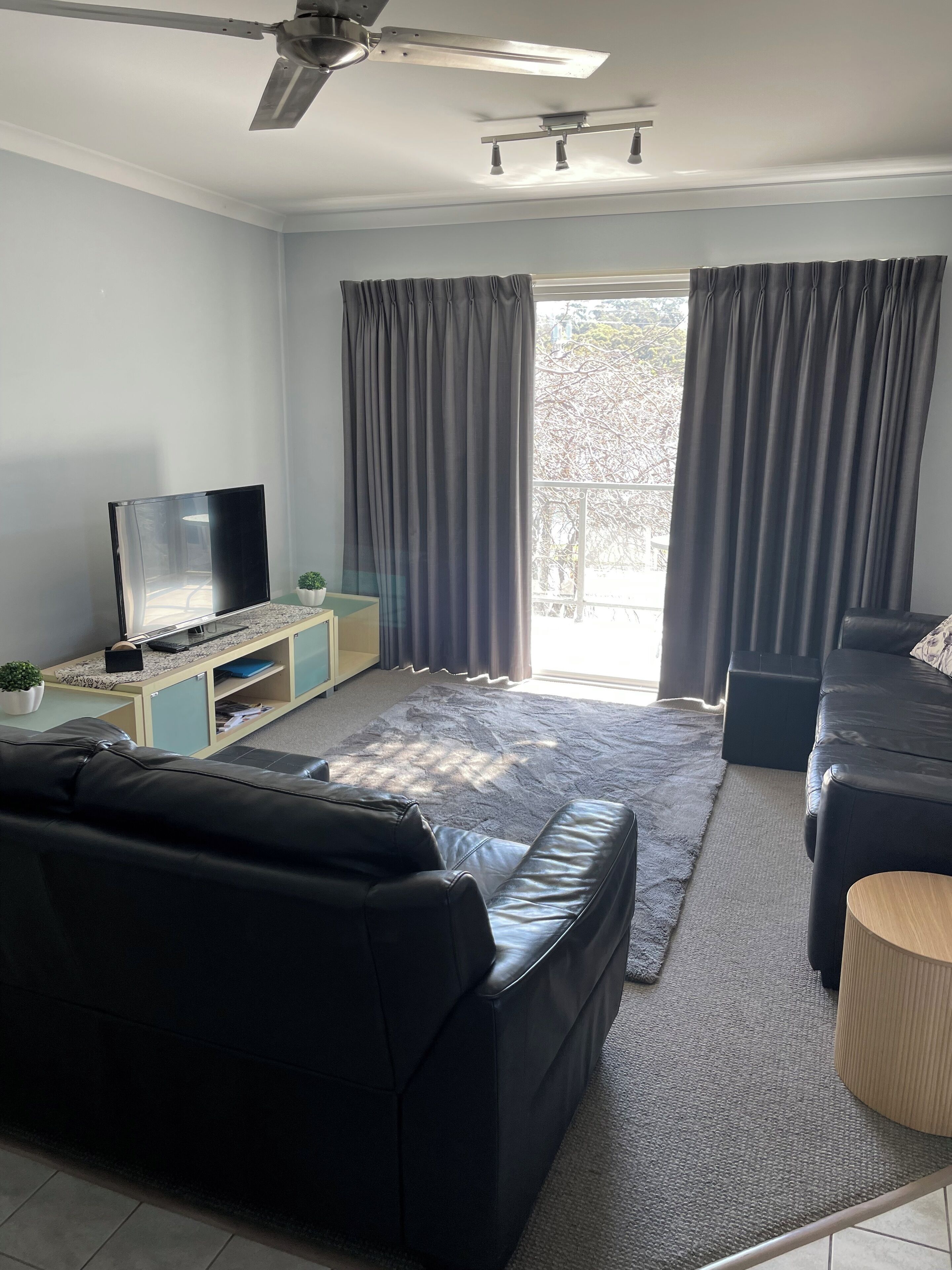 LCD-tv, dvd-spelare och böcker