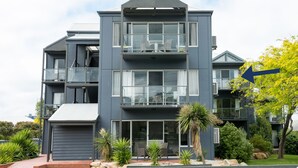 Un bâtiment moderne à deux  étages, doté d’un balcon, de grandes fenêtres et d’une enseigne accueillante.
