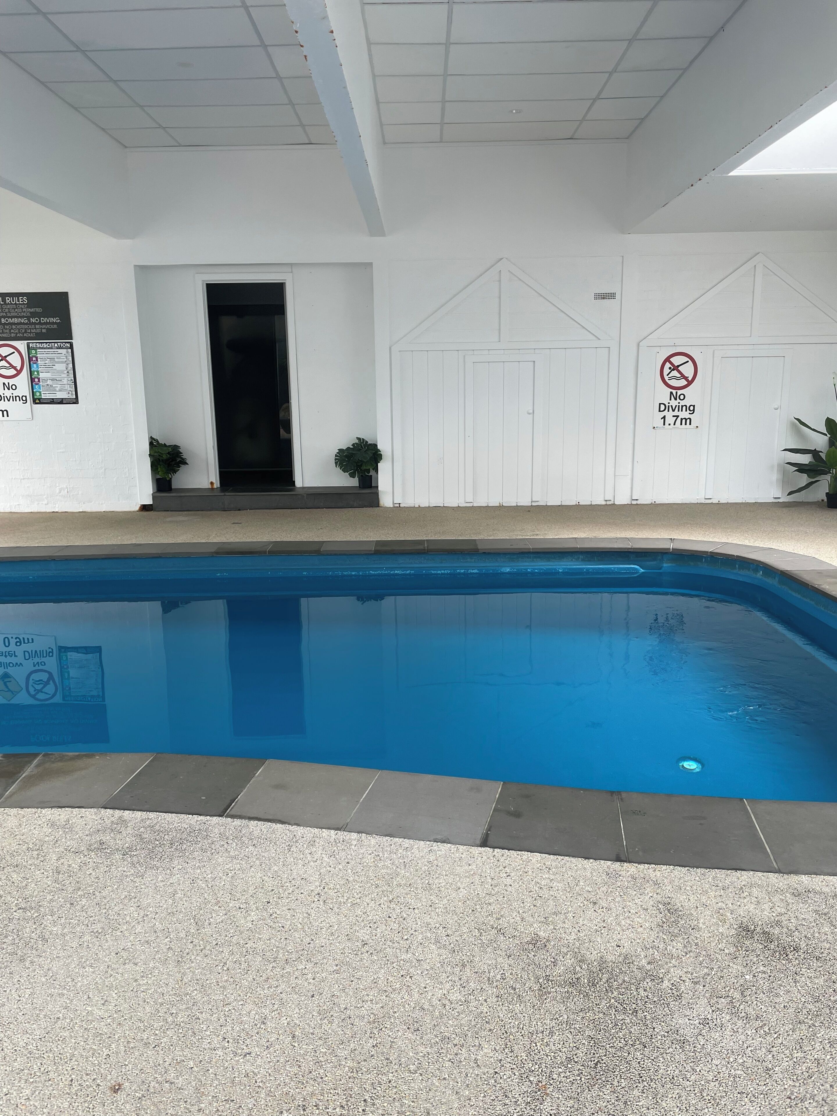Una piscina techada, una piscina climatizada