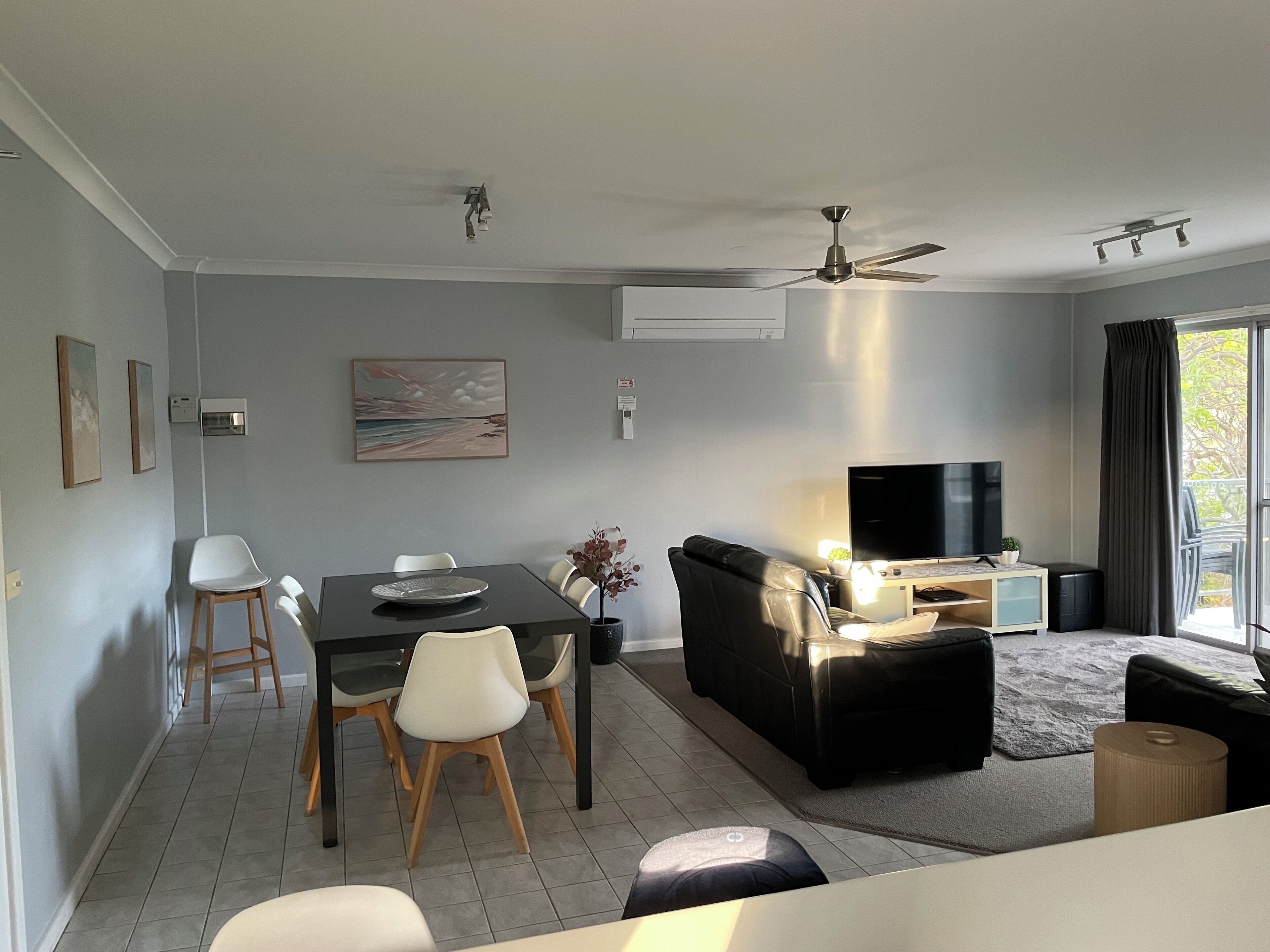 Televisión LCD, reproductor de DVD y libros 