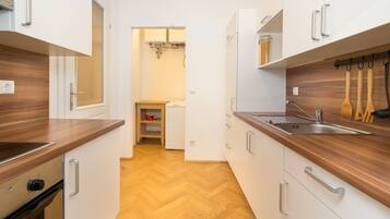 Fridge, oven, stovetop, coffee/tea maker