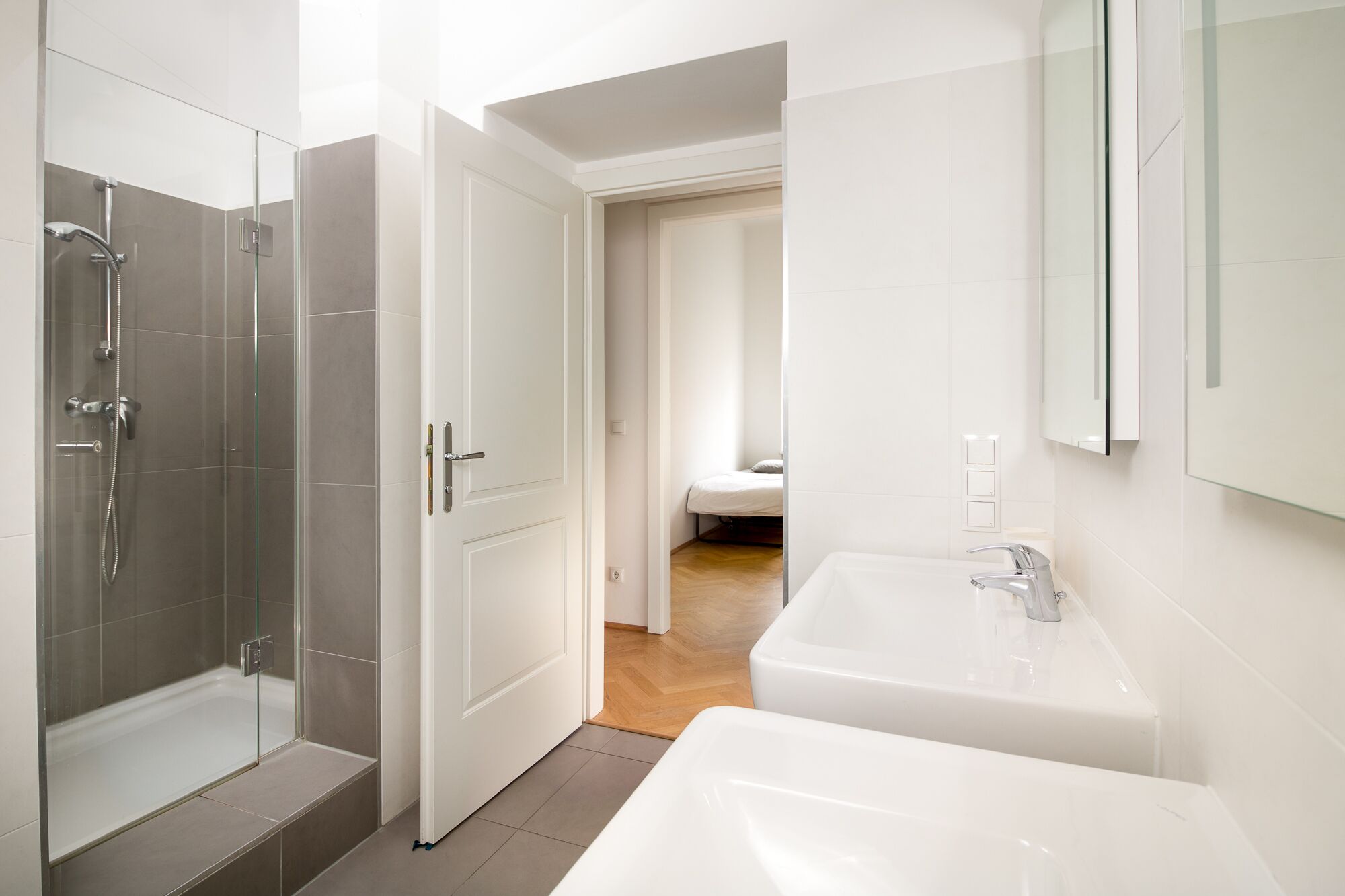 Badewanne, Haartrockner, Handtücher, Seife
