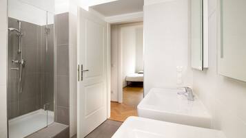 Badewanne, Haartrockner, Handtücher, Seife