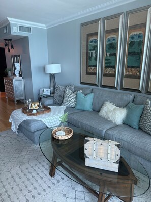 Smart-TV, DVD-Player, Kinderspielzeug, Bücher