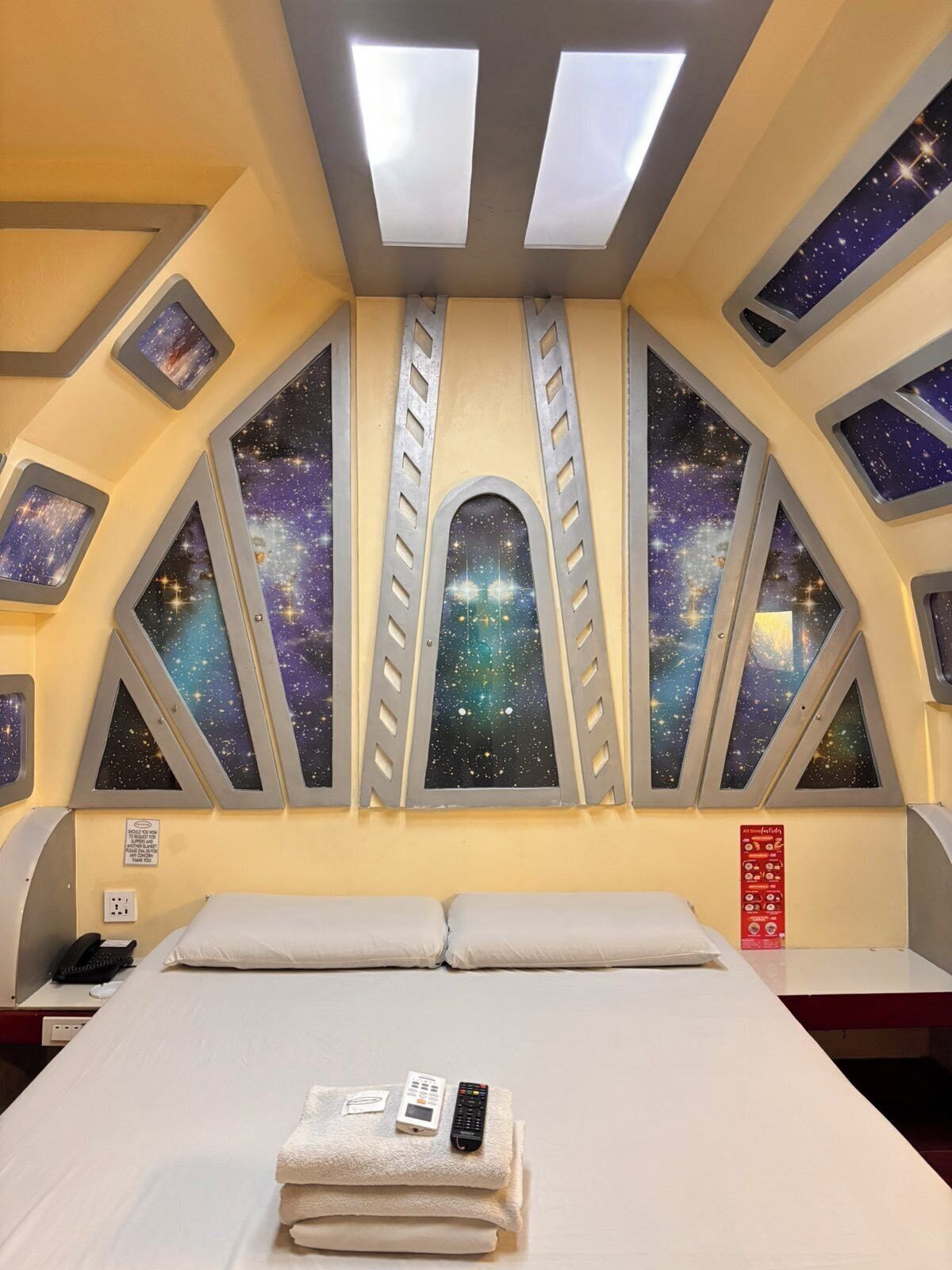 Camera Premium | Una scrivania, Wi-Fi gratuito, lenzuola