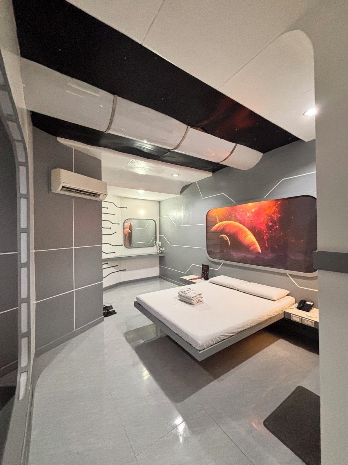 VIP Room | Desk, free WiFi, bed sheets