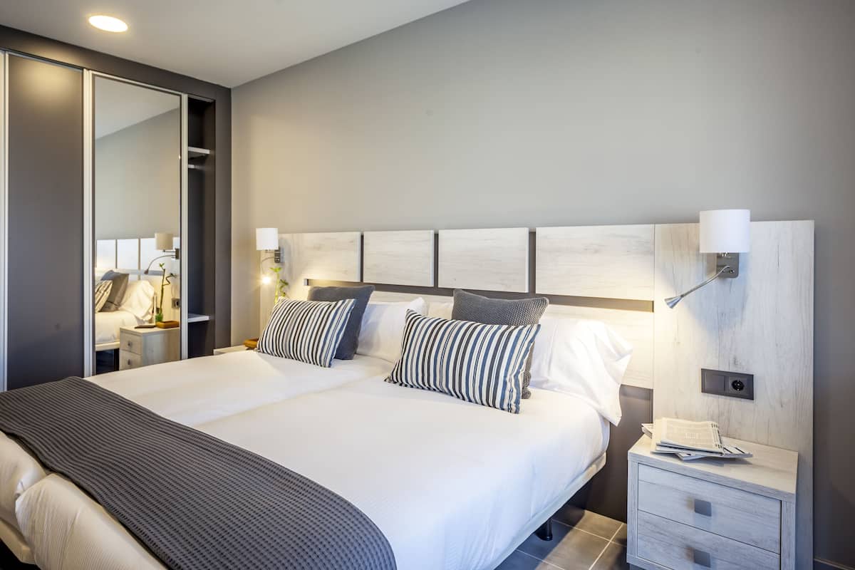 Minibar, skrivebord, lydisolert og strykejern/-brett