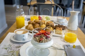 Breakfast area - Apartahotel 5dos5 (Oviedo)