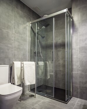 Ducha, bañera profunda, artículos de tocador gratuitos, toallas
