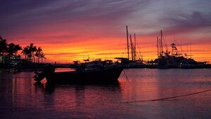 Un puerto deportivo al atardecer con barcos amarrados.