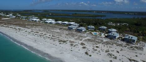 På stranden og parasoller