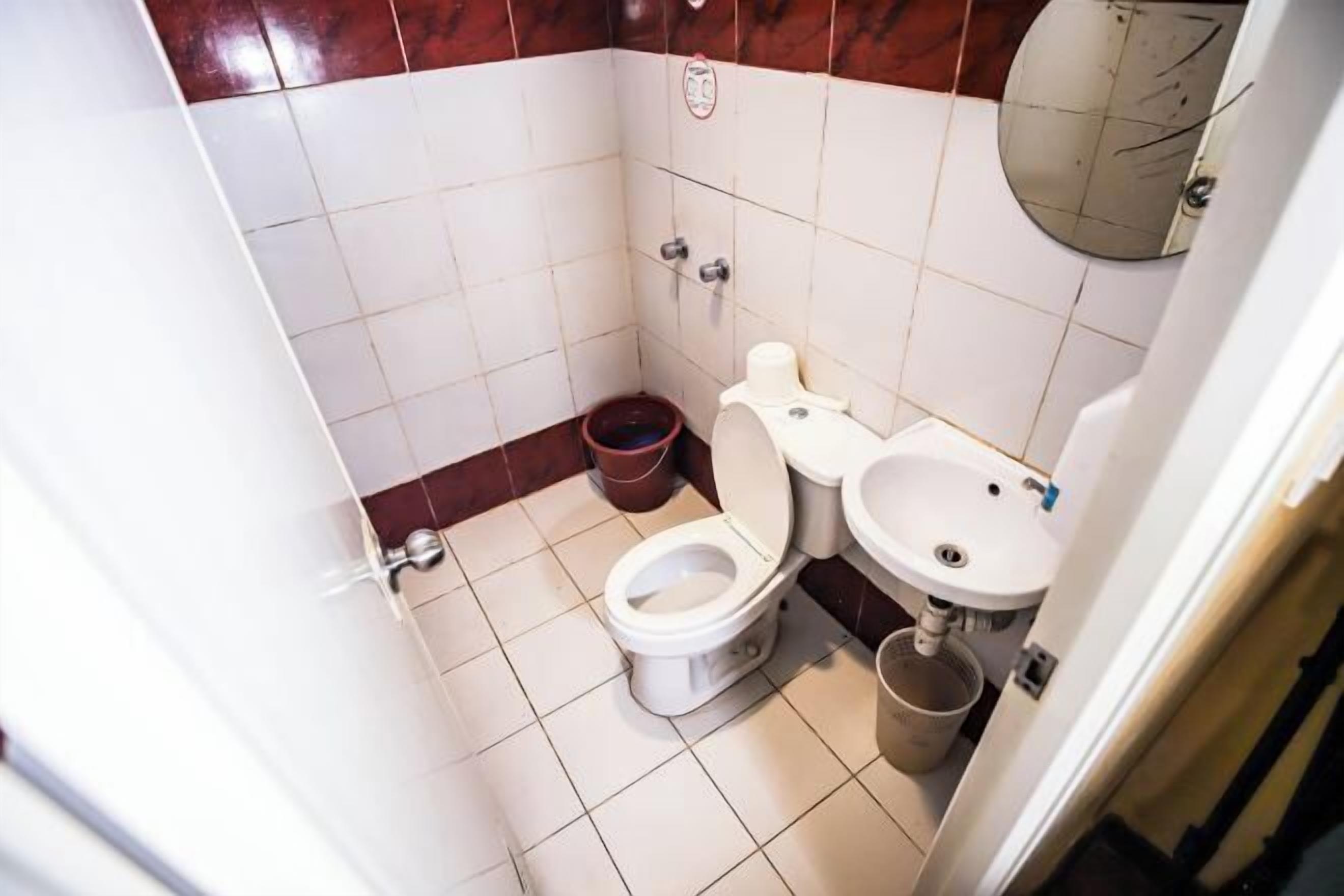 Bathroom | Shower, free toiletries, slippers, towels