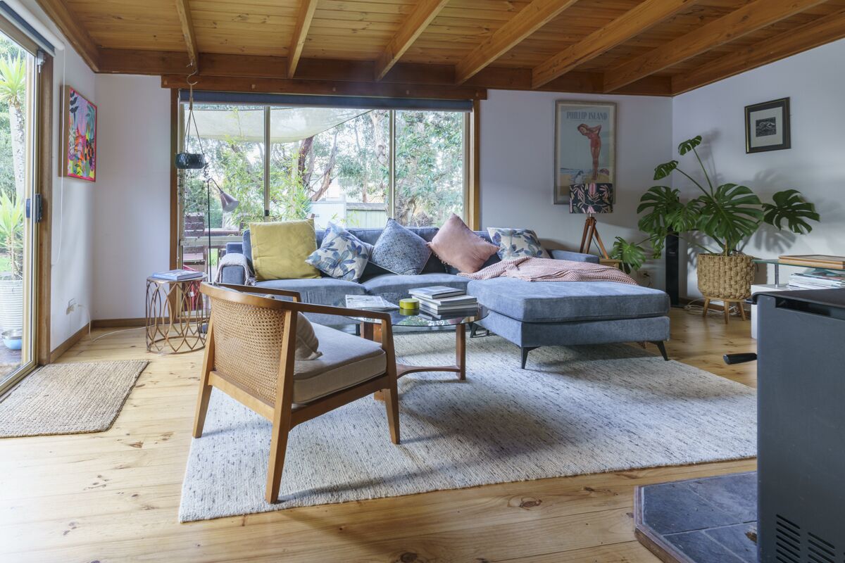 Smart-tv, een open haard, videospelletjes en een dvd-speler