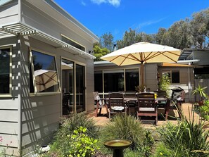Outdoor dining - Mac's Beach House, on Phillip Island Beautiful bay beach plus penguin parade (Ventnor)