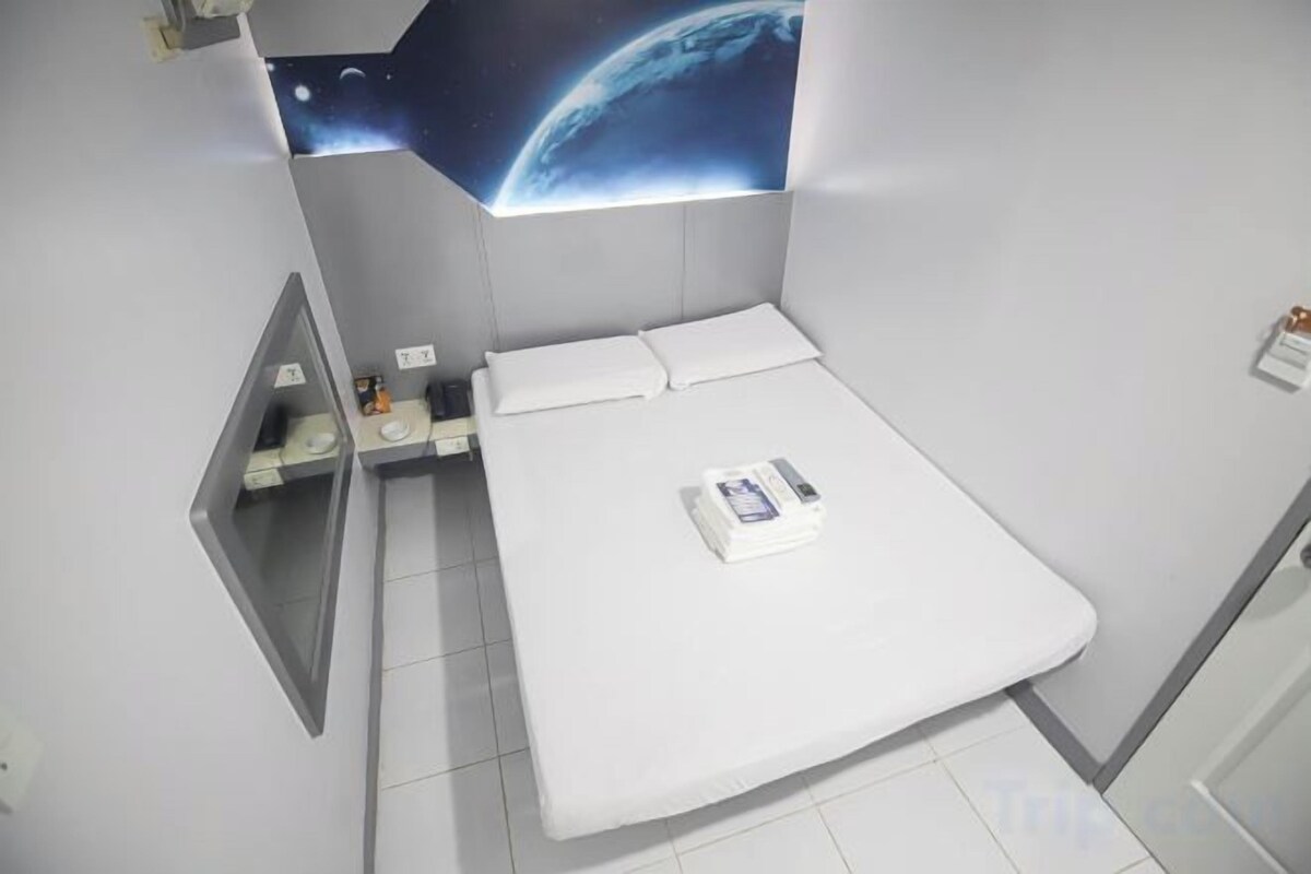WiFi (free), bed sheets