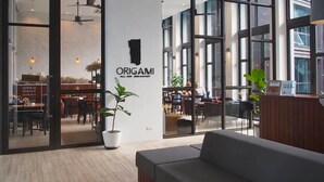 Ein modernes Interieur mit einer Rezeption, einer Sitzecke und einem Essbereich.