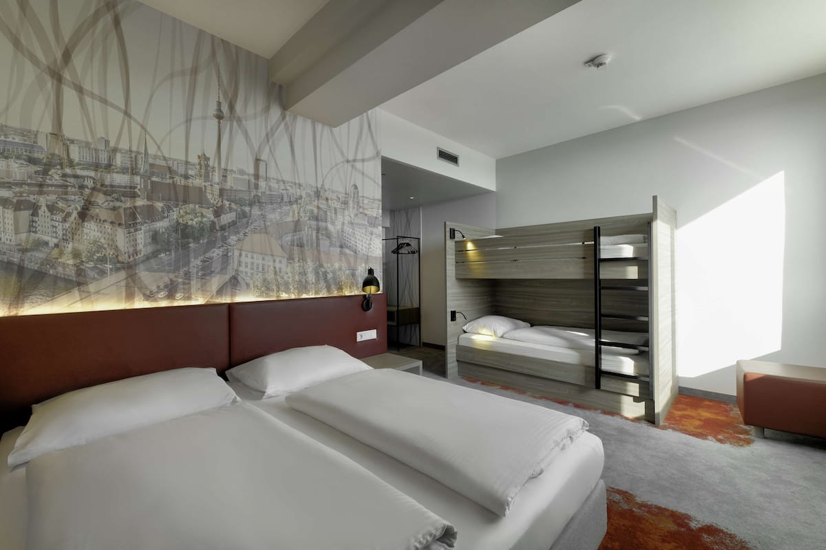 Habitación estándar, varias camas | Ropa de cama hipoalergénica, cortinas blackout y insonorización