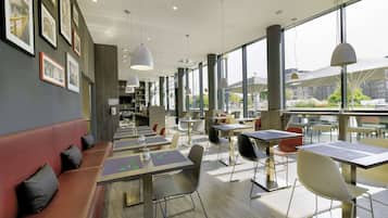 Tägliches Frühstücksbuffet (14 EUR pro Person)