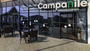 Un escaparate con el nombre "Campanile" y una entrada de vidrio.