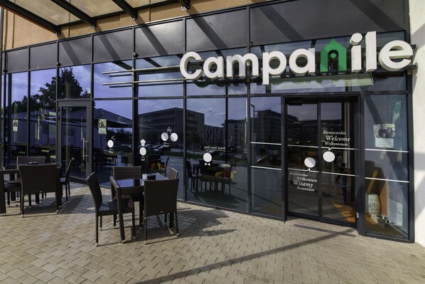 Un escaparate con el nombre "Campanile" y una entrada de vidrio.