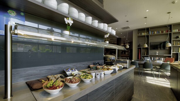 Una cocina moderna con un sistema de bufé, que incluye diversas opciones de comida y una estación de café.