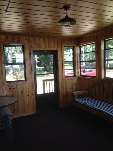 Pet-Friendly Cabin On The Lake With Fireplace