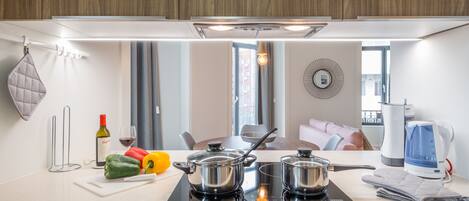 Jääkaappi, mikroaaltouuni, uuni, astianpesukone