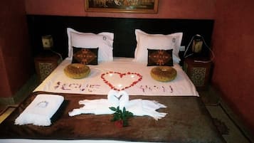 Suite Marsoul El Hob | ๊ณ ๊ธ ์นจ๊ตฌ, ๊ฐ์ค ๋ด ๊ธ๊ณ , ์ฑ
์, ์๋ง ์ปคํผ