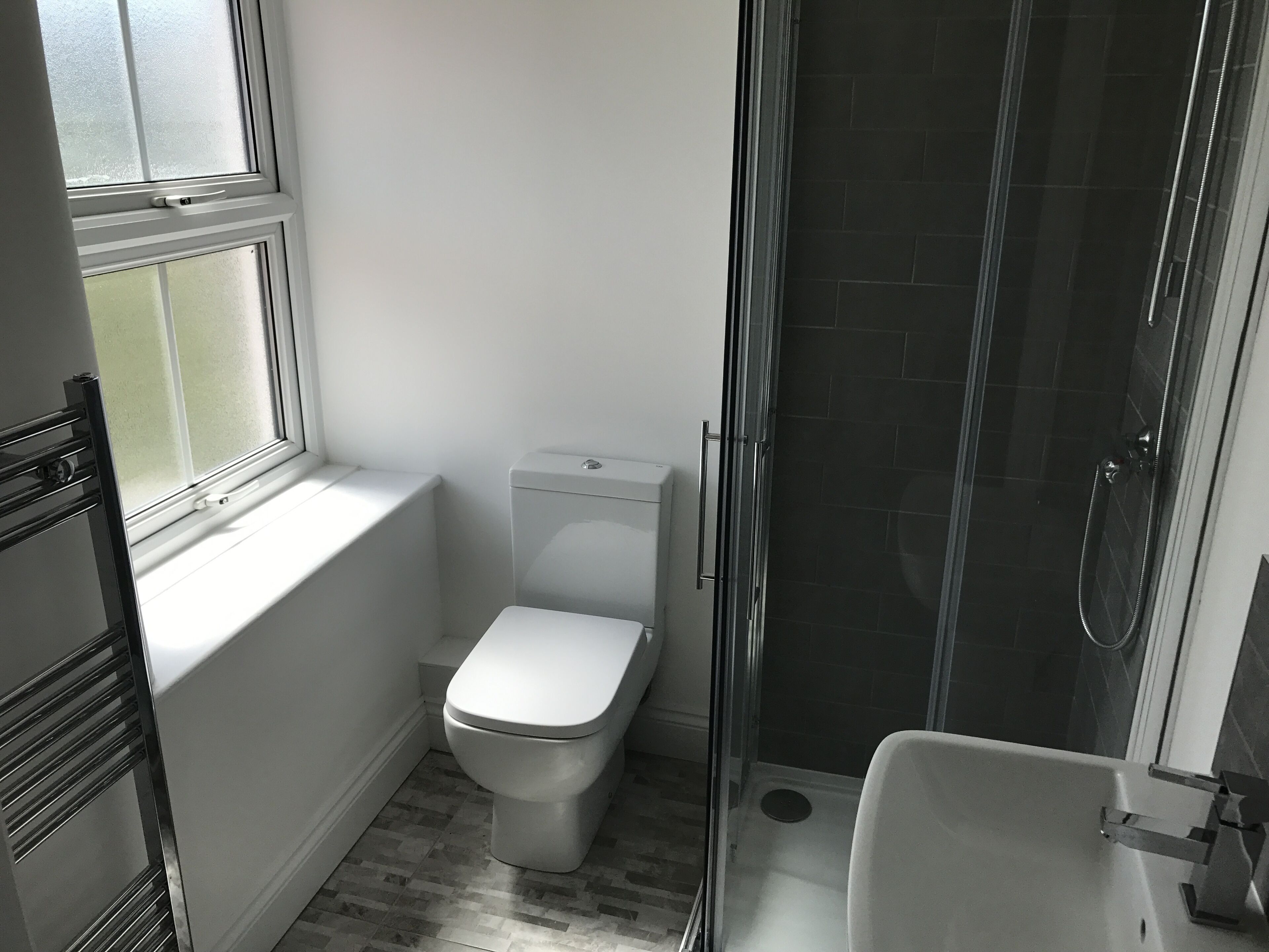 Dusj, hårføner, håndklær og såpe