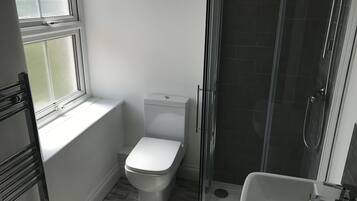 Dusche, Haartrockner, Handtücher, Seife