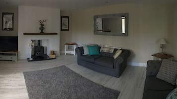 Flat-screen TV, fireplace, stereo