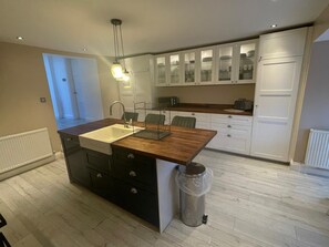 Een koelkast, een magnetron, een oven, een vaatwasser