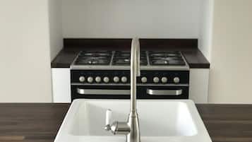Een koelkast, een magnetron, een oven, een vaatwasser