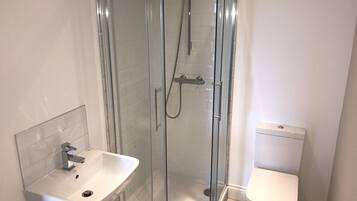 Dusche, Haartrockner, Handtücher, Seife