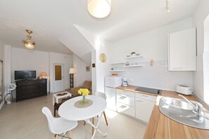 ثلاج�ة، فرن، ماكينة لصنع القهوة/الشاي، محمصة خبز