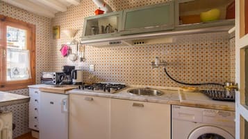 Køleskab, mikrobølgeovn, ovn, kogeplade