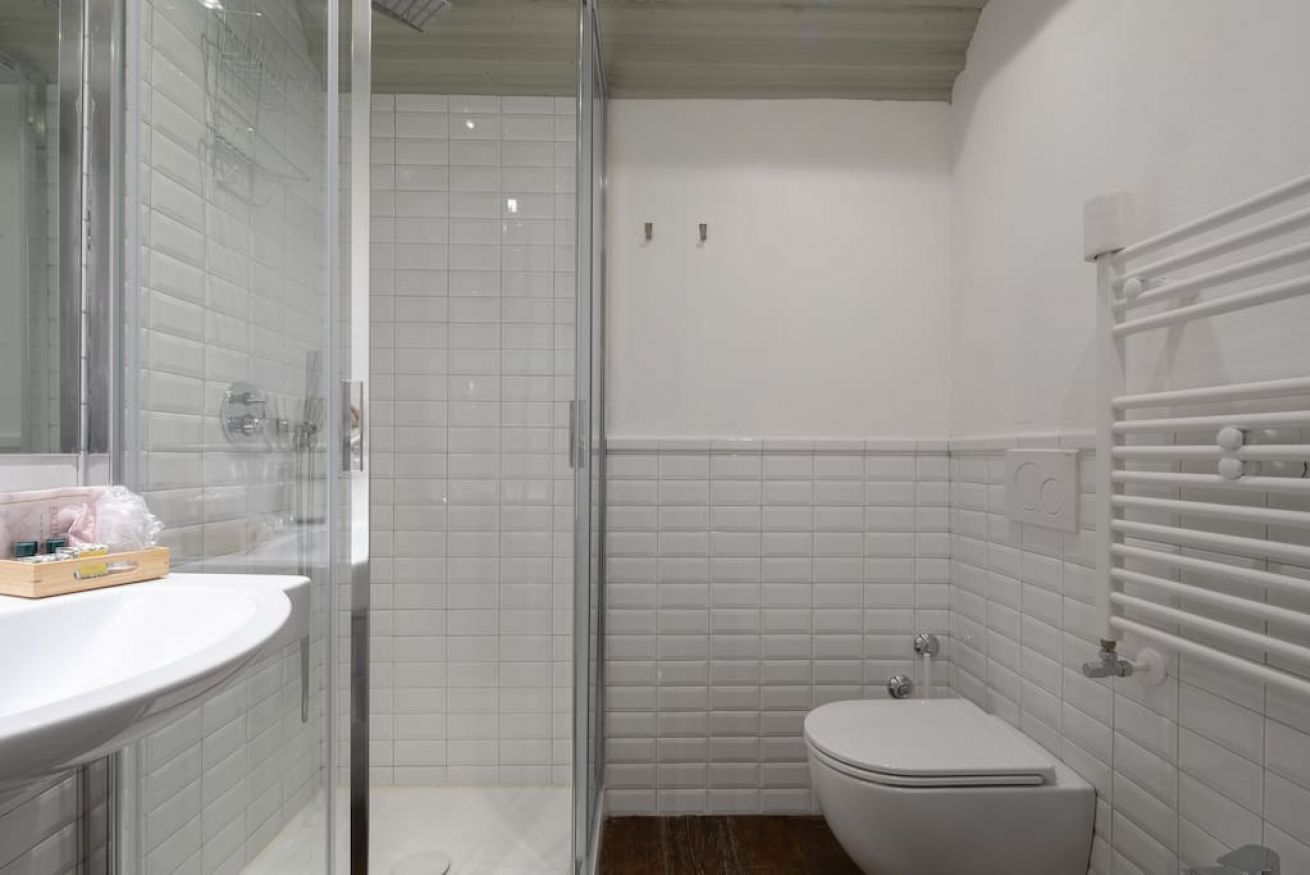 Douche, articles de toilette gratuits, sèche-cheveux, bidet