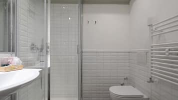 Douche, articles de toilette gratuits, sĂšche-cheveux, bidet