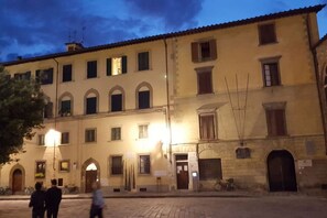 A historic building with multiple arches and a courtyard. - Santo Spirito Palace (florence)