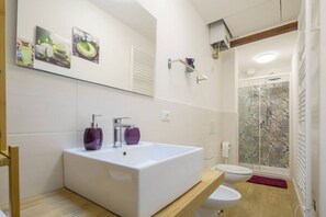 Bruser, hårtørrer, bidet, håndklæder