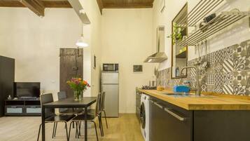 Réfrigérateur, micro-ondes, four, plaque de cuisson