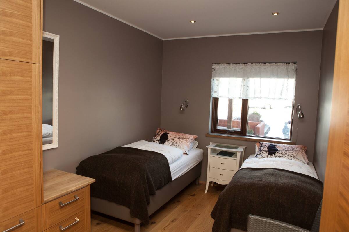 Verdunkelungsvorhänge, schallisolierte Zimmer, Bügeleisen/Bügelbrett