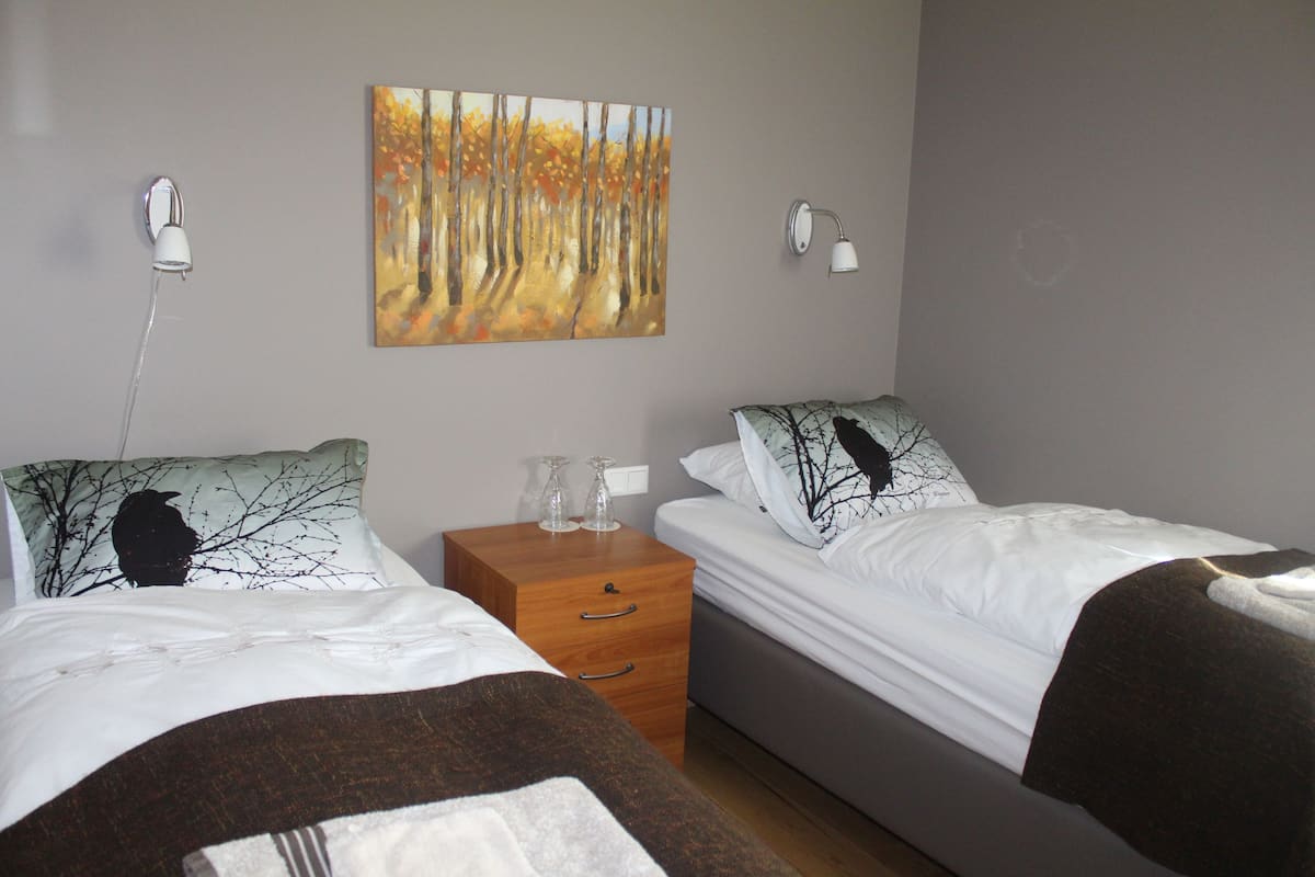 Verdunkelungsvorhänge, schallisolierte Zimmer, Bügeleisen/Bügelbrett