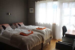 Rideaux occultants, chambres insonorisées, fer et planche à repasser