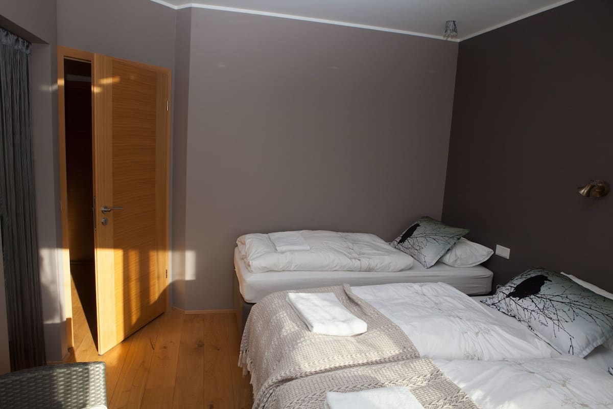 Verdunkelungsvorhänge, schallisolierte Zimmer, Bügeleisen/Bügelbrett