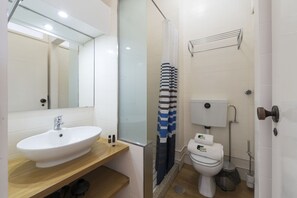 Een douche, een haardroger, handdoeken