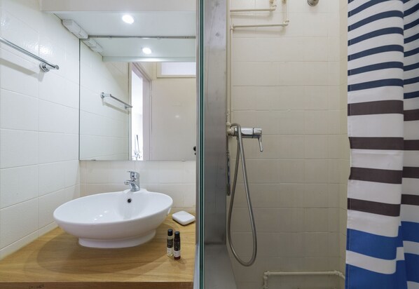 Een douche, een haardroger, handdoeken