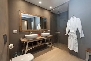 Dusche, Haartrockner, Bidet, Handtücher